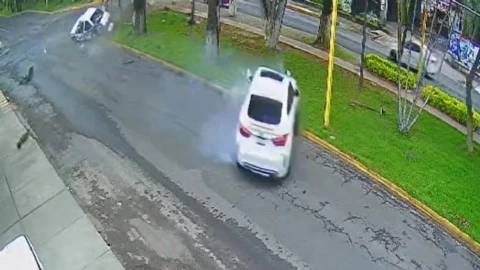 Trágico accidente en Uruapan: Camioneta embiste taxi y deja dos muertos y un herido grave | VIDEO