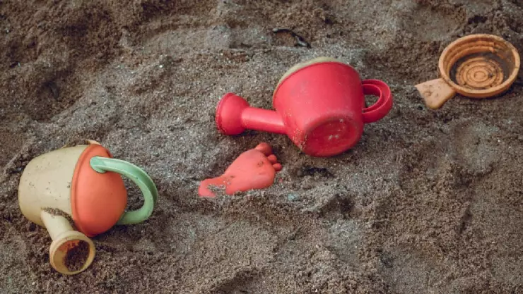 Niña muere tras caer a un hoyo en la arena, tenía 7 años