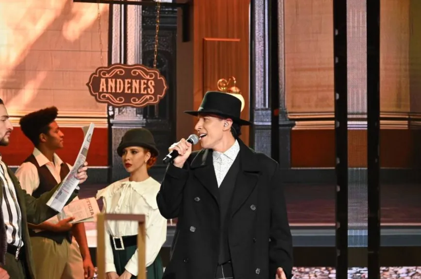 Jessy Portillo brindó una actuación memorable al interpretar “Cien años” en el Noveno Concierto de La Academia 2024, creando un momento romántico que cautivó a todos los presentes. La dulzura y el estilo agradable de su presentación resonaron profundamente, y el cantautor del pueblo quedó encantado, describiendo la actuación como un verdadero deleite para los sentidos.