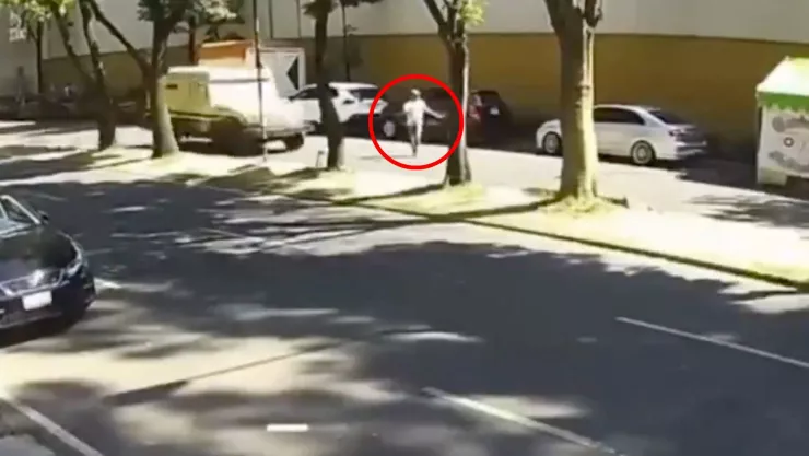 VIDEO | ¡IMÁGENES SENSIBLES! Camioneta de valores embiste a un franelero; así fue como ocurrió