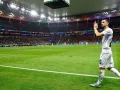 Petar Stojanovic aplaude a los aficionados tras salir de cambio.jpg