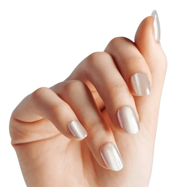 12 diseños de uñas plata que se ven elegantes en cualquier mujer: puedes usarlas para hacer deporte
