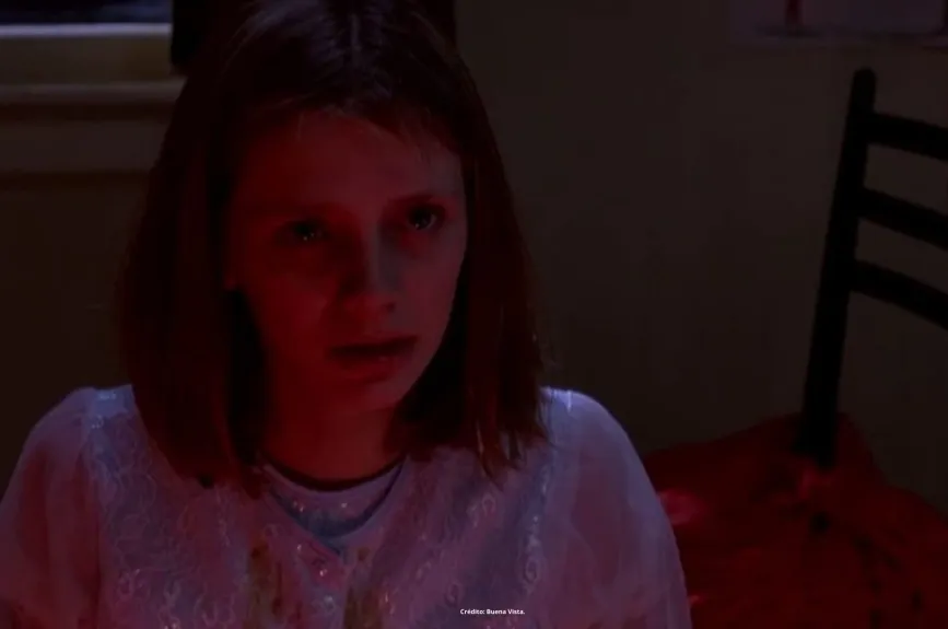 Escena de la película ‘El Sexto Sentido’ (Sixth Sense) con Halley Jeol Osment y Bruce Willis por Azteca 7.