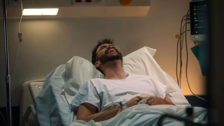 Joven asegura que recibió 2.7 millones de dólares tras procedimiento permanente