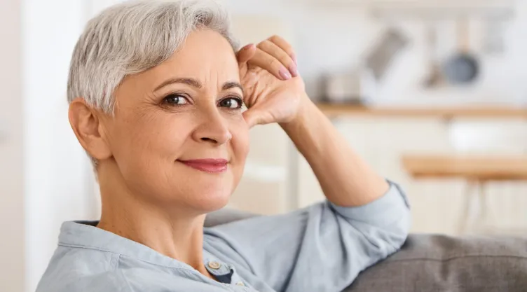 Hay algunos cambios que puedes hacer para tener cejas pobladas después de los 50.