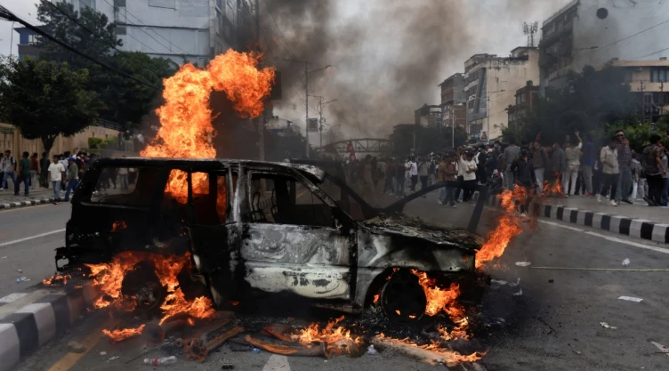 Nepal desbloqueó redes sociales tras protestas que dejaron 19 muertos y más de 400 heridos. El gobierno mantiene el toque de queda.