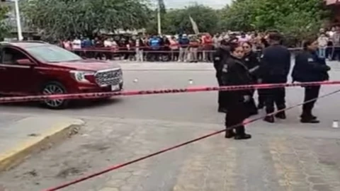 Asesinan en balacera a ‘El Betín’, expresidente municipal de Altepexi, Puebla. En la imagen se observa el intenso operativo de los policías municipales tras el ataque armado contra Alberto Hernández.