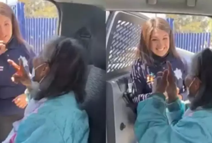 Una uniformada de la Policía de Neza explica con lengua de señas a abuelita el proceso de vacunación.