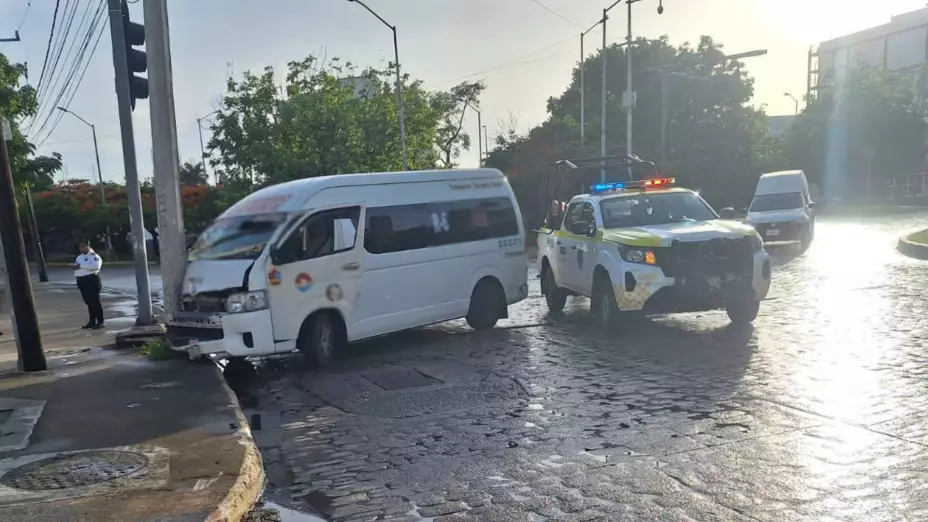 ¡El conductor se fugó! Se registró un accidente en Av. Cobá de Cancún; no reportan lesionados