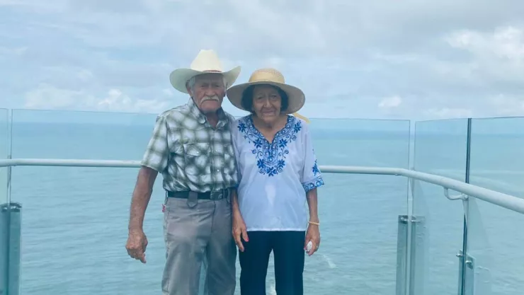 Pareja de 86 años sube el Faro de Mazatlán.