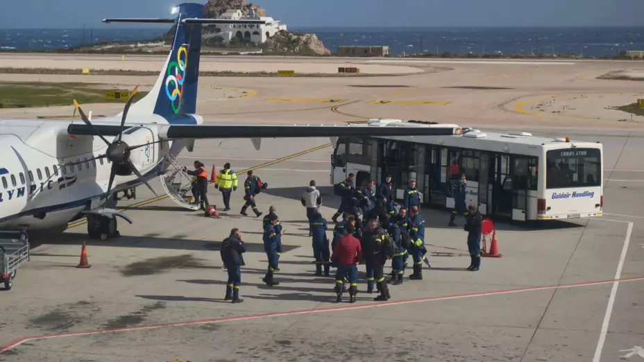 Rescatistas en el aeropuerto de Santorini, afectada por sismos.