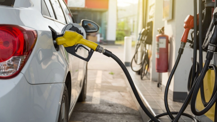 Coche en plena carga de combustible