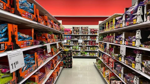 Góndola de supermercado con venta de dulces para Halloween