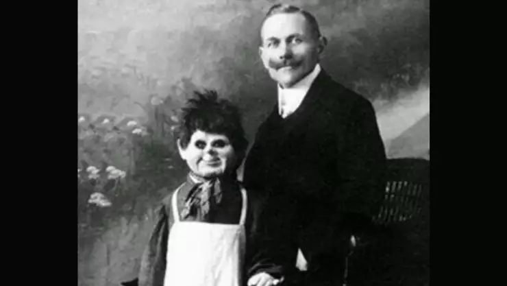 Charlie McCarthey, ventrílocuo que usaba cadáver de niño como muñeco.jpg