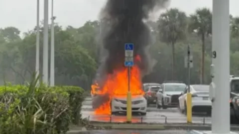 Auto-incendia-niños-adentro-madre-robaba-tienda