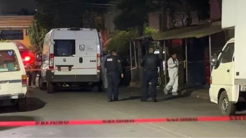 Asesinan a balazos a hombre en calles de Iztapalapa; agresores se dan a la fuga