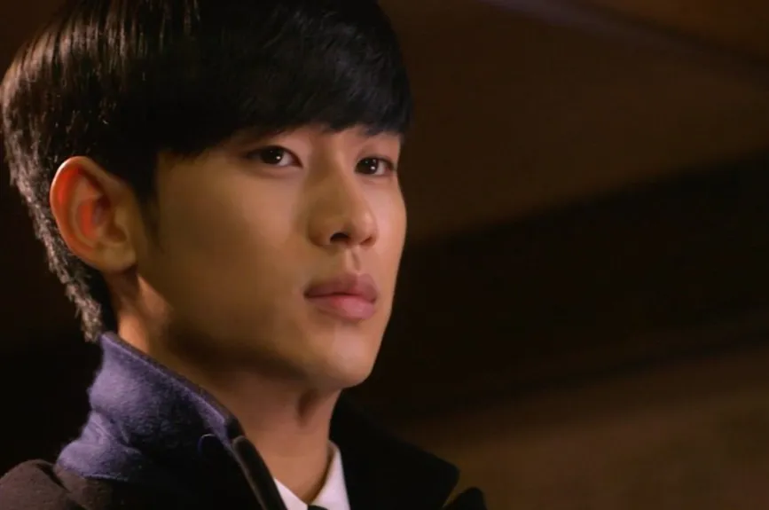 El aura glacial de Min-joon parece no ceder, pero pequeños actos hablan por él: aunque amenazó con echar a Song-yi de su apartamento, termina comprándole snacks. Ese gesto, tierno y reacio, abre grietas en su coraza.