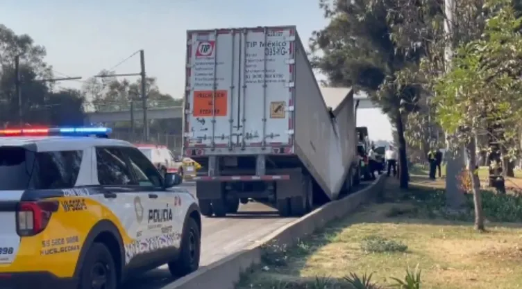 Tráiler en Calzada Ignacio Zaragoza