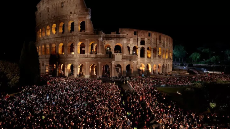 Cómo ver el tradicional Vía Crucis en el Coliseo de Roma