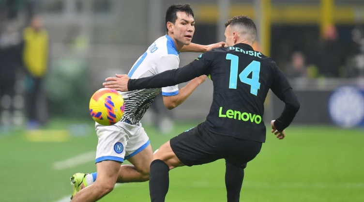 Chucky Lozano ante el inter de Milán