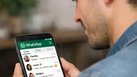 WhatsApp podría abrir la cámara de tu celular de momento.