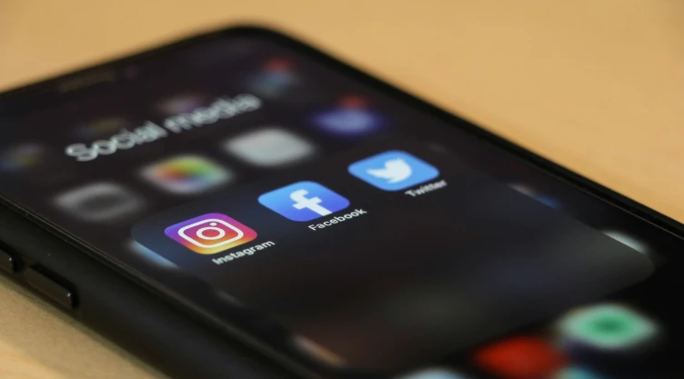 Foto de teléfono celular con íconos de apps de redes sociales.
