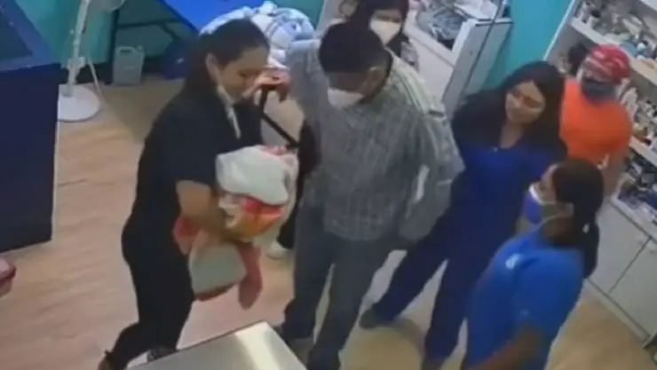 VIDEO_ Veterinaria atiende el parto de una mujer y salva al bebé