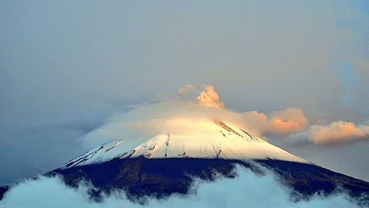 El volcán Popocatépetl amanece con un cono de nieve