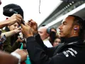Lewis Hamilton complaciendo aficionados