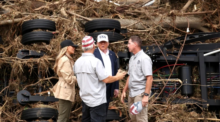 Trump recorre Kerrville junto a Melania y el gobernador Abbott tras las mortales lluvias del 3 y 4 de julio. Evalúan daños y critican fallas en sistemas de alerta.