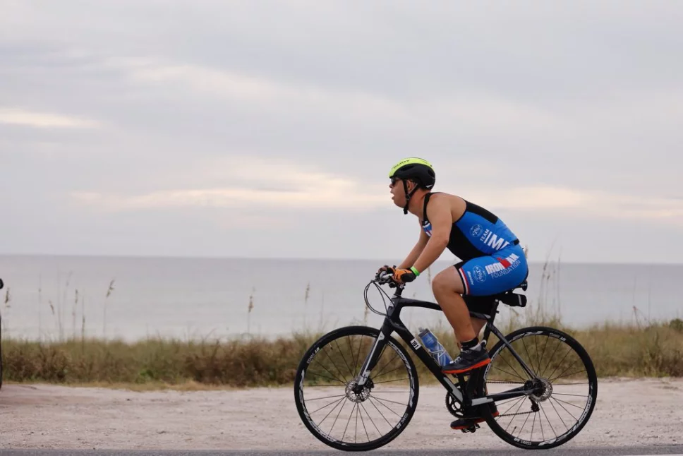 Chris Nikic es el primer atleta con síndrome de Down en completar un triatlón
