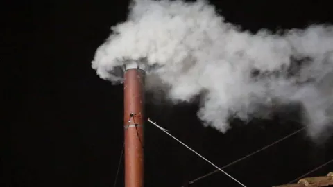 ¡Habemus Papam! Sale la fumata blanca en segundo día del Cónclave 2025 y hay nuevo Papa