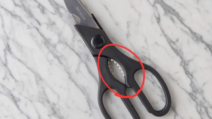 ¿Para qué sirve la parte dentada que tienen algunas tijeras?