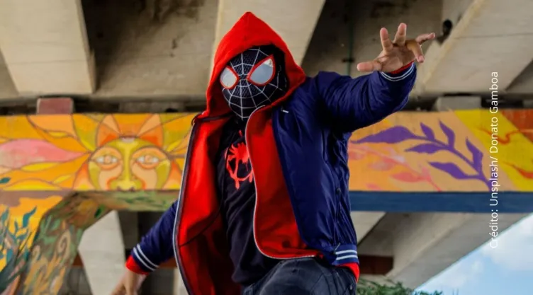 Spider-Man protege a niños de balacera en calles de Nuevo León.