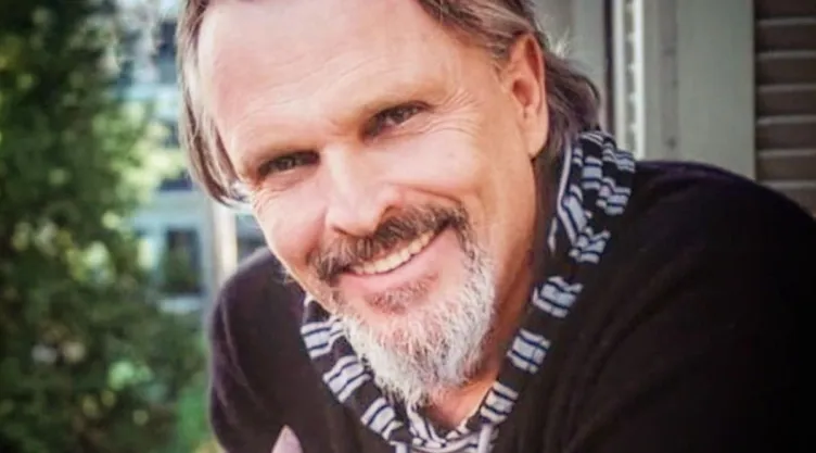 Miguel Bosé revela detalles exclusivos sobre su serie biográfica.