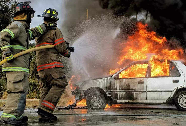 ¿Se puede incendiar tu coche por el calor? La señal que no debes ignorar