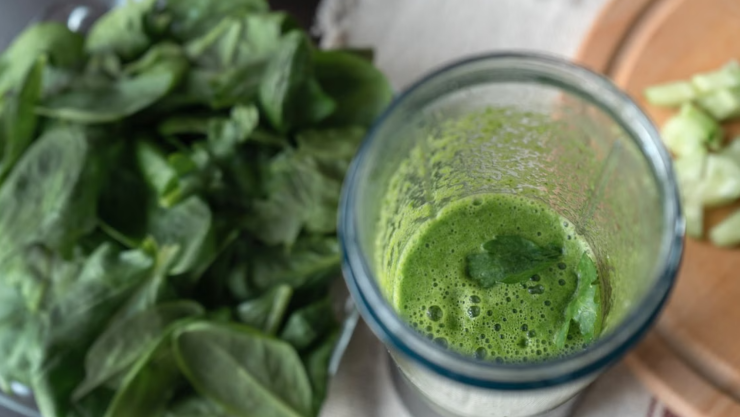 ¿Por qué tomar un licuado verde alto en fibra antes del desayuno para perder grasa?