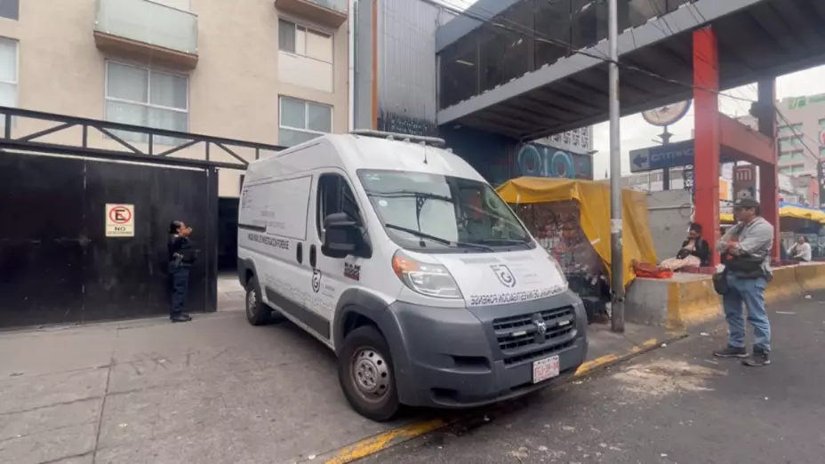 Encuentran a mujer apuñalada en su departamento en la Portales; su novio intentó suicidarse