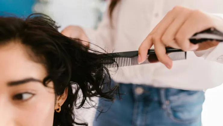3 maneras de lucir el “feather cut”, el corte de moda 2024