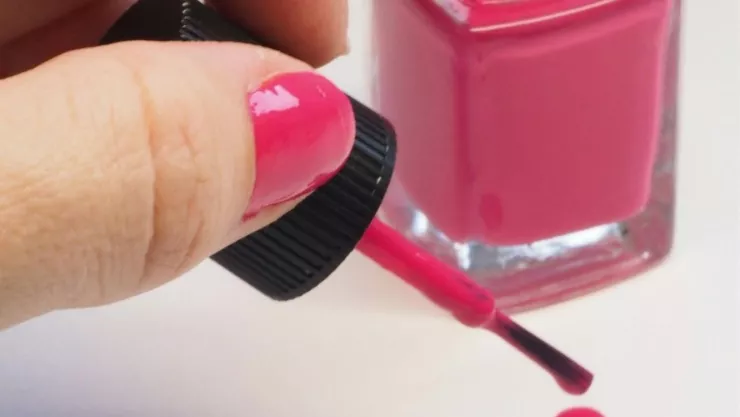 Esmaltes de uñas seguros para amas de casa con niños pequeños: opciones y consejos clave