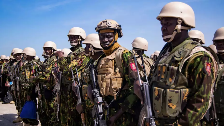 Policías de Kenia en el Aeropuerto Internacional de Haití.