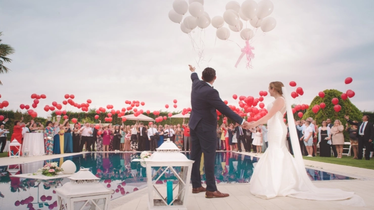 ¿Bodas sin niños? La polémica que se armó tras invitación que los excluía
