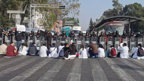 Cierre en avenida Cuauhtémoc: Médicos protestan en Centro Médico para defender a compañera