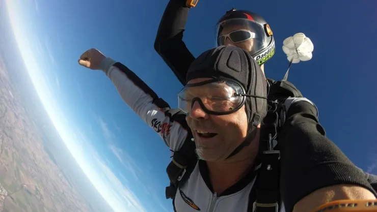 /al-extremo/paracaidista-probo-equipo-barato-casi-muere-video-pb-notas
