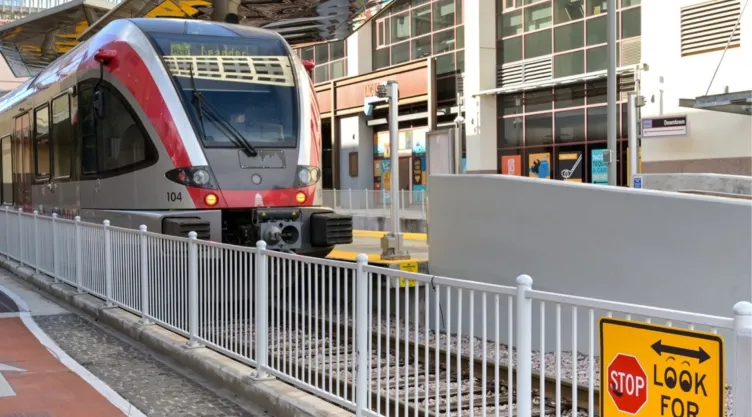 Un tren que actualmente cubre la ruta a Austin, Texas.