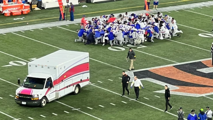 Jugador de NFL se desploma en pleno partido