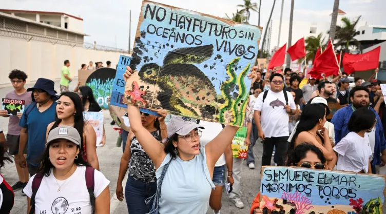 Derrame de petróleo en playas de Veracruz: Protestan por indiferencia de Rocío Nahle