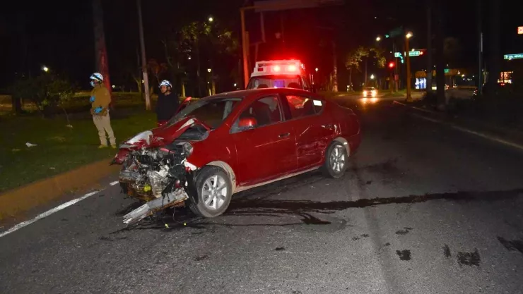 El percance ocurrió en la intersección de las avenidas Lázaro Cárdenas y Xalapa