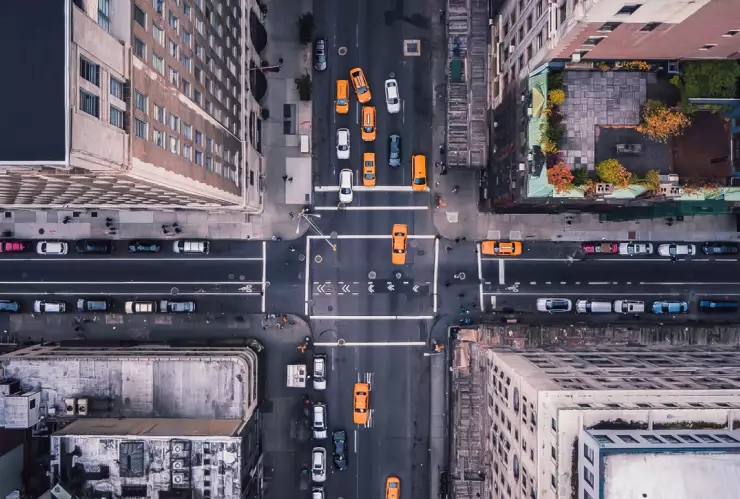 Autos recorren las calles de Manhattan, Nueva York