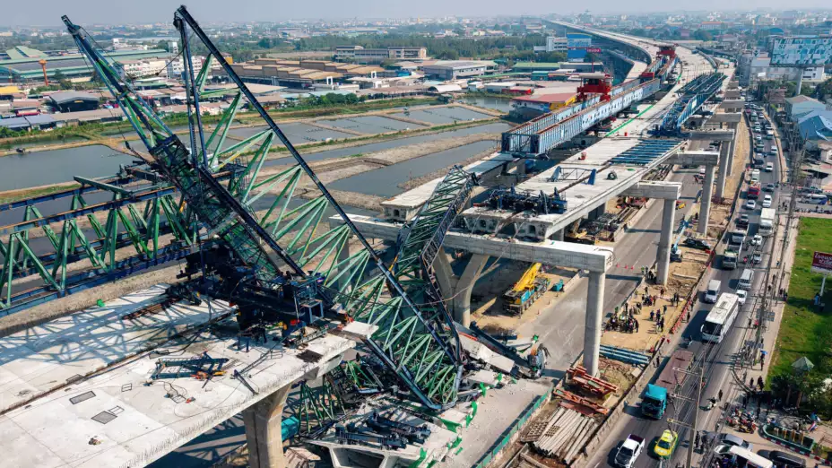 Una grúa que colapsó en la provincia Samut Sakhon de Tailandia.